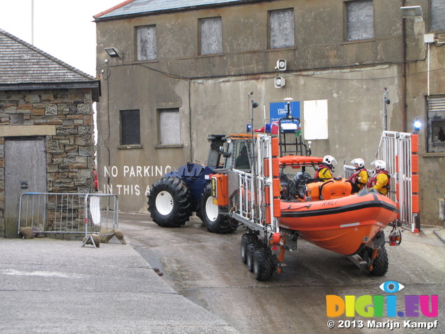 SX26452 Big lifeboat tracktor going up slipway